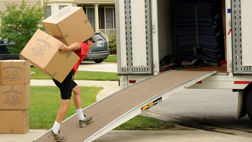 6 Differences Between DIY Moving and Hiring Professional Movers